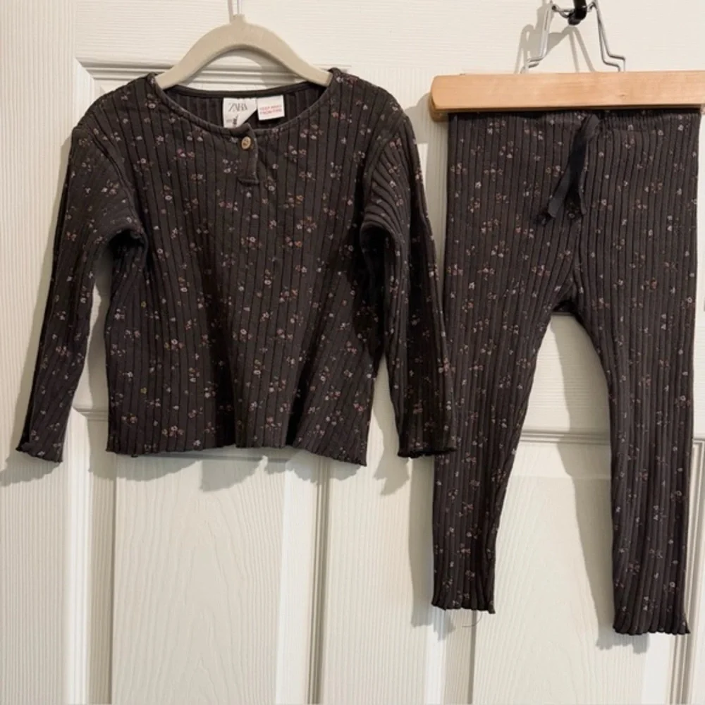 Zara Girls Charcoal / dark purple Pajama Set with Floral Accents. Size 3-4